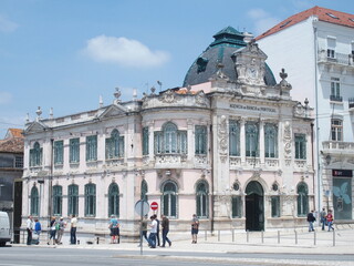 Fototapeta na wymiar Historisches Gebäude der Banco do Portugal am Largo da Portagem in Coimbra Portugal
