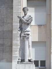 Obraz premium Statue vor einem Gebühde der neueren Universitätsgebäude in Coimbra Portugal