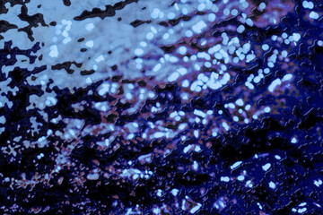 Superficie del mar azul oscuro vista desde debajo del agua. Fondo abstracto de las olas bajo el agua y los rayos del sol brillando a través del agua. Ilustración 3D.