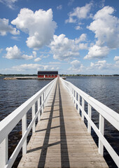 Obraz premium biały most wychodzący do wody