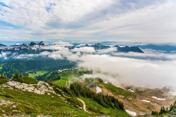 Obraz premium The panorama point at Mount Rainier National Park, with cloud covering the mountains.