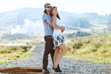 Fototapeta na wymiar couple on vacation on a trip near the mountain