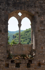 Château médiéval de Bruniquel,  vue sur le paysage extérieur à partir des ouvertures