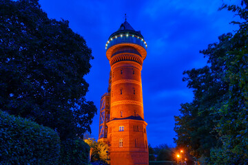 Beleuchteter historischer Wasserturm in Styrum bei Nacht