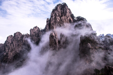 Prachtige en nieuwsgierige zee van wolken en prachtig Huangshan-berglandschap in China.
