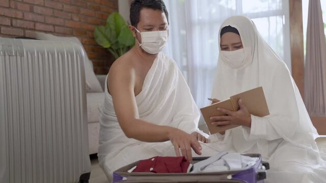 asian muslim couple are going to hajj during virus pandemic