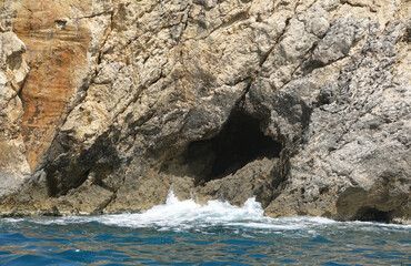 Höhle an der Küste bei Paleokastritsa