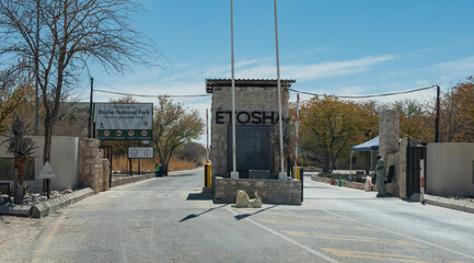 Naklejka premium Ein und Ausfahrt zum Etosha National Park in Namibia Südafrika