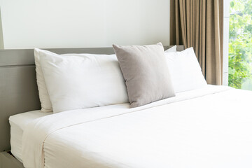Fototapeta na wymiar pillow decoration on bed in bedroom