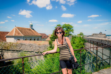 Femme sur les remparts de la Citadelle de Besançon