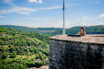 Femme sur les remparts de la Citadelle de Besançon