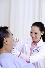 Obraz premium Doctor examining patient's temperature