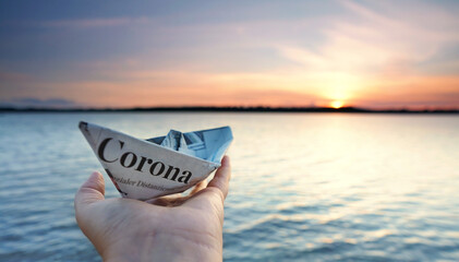 Papierboot Corona im Sonnenuntergang