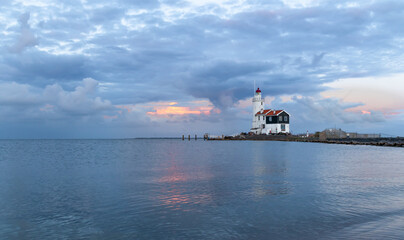 Malownicza latarnia morska w Marken (The Hors of Marken), położona na półwyspie nad jeziorem Marken w Holandii Północnej.