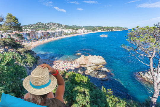 femme au chapeau de paille sur plage de Lloret de Mar, Costa Brava, Espagne 