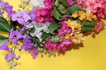 Obraz na płótnie Canvas colorful flowers frame greeting background