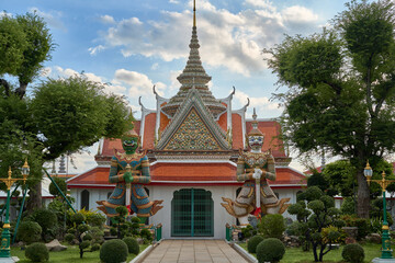 Fototapeta premium Garden temple at Wat Arun, Bangkok, Thailand