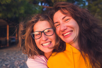 Obraz premium Two happy woman friends laughing