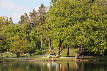 Polizei Kontrolle in Park wegen Corona 