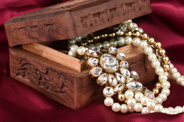 Vintage wooden jewellery box with Indian traditional jewelry, pearl earrings, pearl bracelet Luxury...