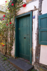 hauseingang zum fachwerkhaus mit rosenstrauch