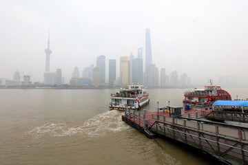 Naklejka premium Shanghai Bund in Haze, Shanghai City, China