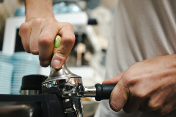 barista preparando el café en el portafiltros