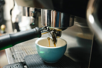 toma de cerca de portafiltros goteando café espresso en cafetería moderna