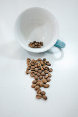 semillas de café aislados saliendo de taza de café