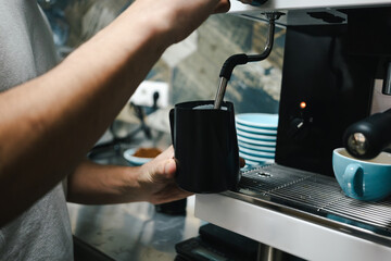 Fototapeta na wymiar barista preparando café en cafetera de especialidad