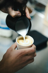 barista preparando cafe para llevar en cafetería moderna