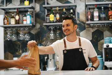 barista joven entregando pedido online de café a repartidor