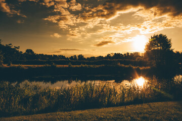 Fototapeta na wymiar Natürlicher See im Sonnenuntergang
