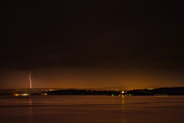 Ein Gewitter &uuml;ber dem Bodensee sorgt f&uuml;r ein sch&ouml;nes Schauspiel