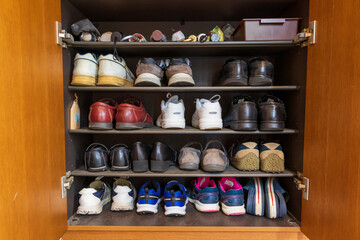 靴箱の中に並ぶたくさんの靴