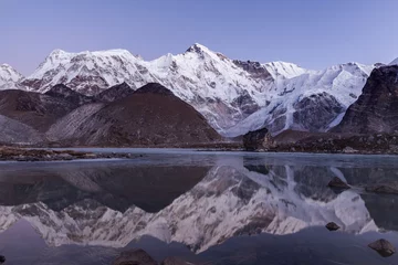 Photo sur Plexiglas Cho Oyu Mount Cho Oyu reflection in water. View from the base camp. Early pinkish morning in Himalayas. Nepal.