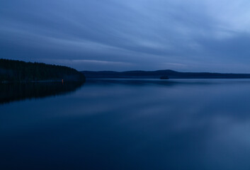 Fototapeta premium beautiful clouds during blue hour over the lake