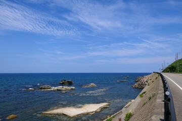 国道７号線と日本海。村上、新潟、日本。８月上旬。