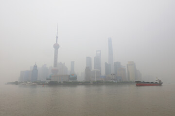 Fototapeta premium Shanghai Bund w Haze, Szanghaj, Chiny