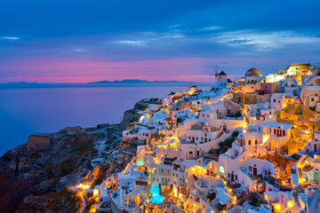 Panele Szklane  Słynne greckie kultowe selfie spot turystyczna wioska Oia z tradycyjnymi białymi domami i wiatrakami na wyspie Santorini wieczorem niebieska godzina, Grecja