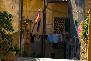 Włochy , Toskania , sierpień 2010 , suszące się pranie w zaułku w Montepescali