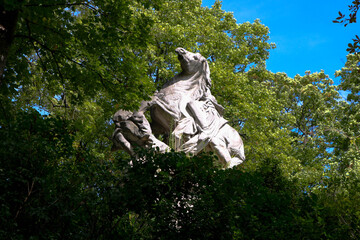 Francja , Paryż , sierpień 2015 , cmentarz Pere Lachaise , rzeźba jeźdźca na grobowcu