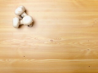 Champiñón seta sobre madera clara para receta. Espacio en blanco para texto. 