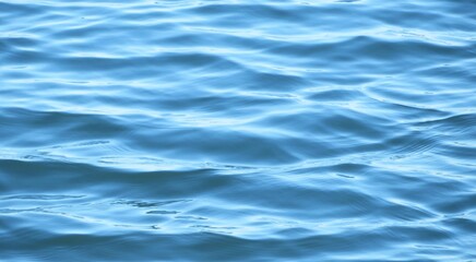 Naklejka premium Light blue water surface with soft waves on Florida river, natural background 