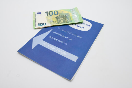 Billets de banque sur un constat