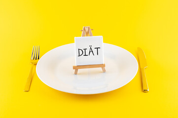Teller mit einem Schild auf dem DIÄT steht