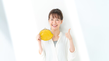 財布を持つ女性