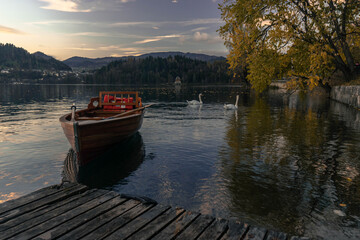 Obraz premium Two people boat in a lake with cloud reflections in the water, Lake Bled, Slovenia
