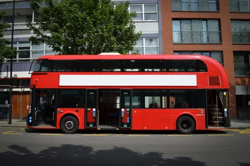Sierkussen Een moderne Londense dubbeldekkerbus, gezien vanaf de linkerkant, met open deuren. © Franco Ercolino