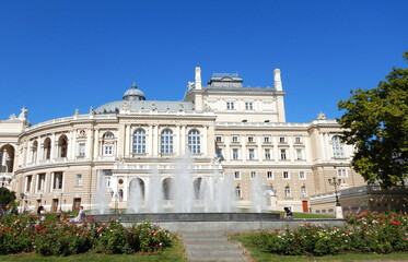 Obraz premium Gothic Building with Water Fountains